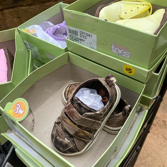 Children Books clothes shoes toys puzzles - Picture 8 of 14